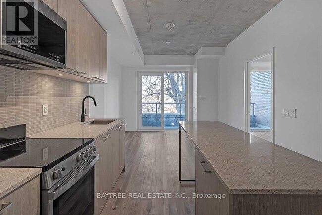 Photo du bâtiment - 1808 St Clair Ave W