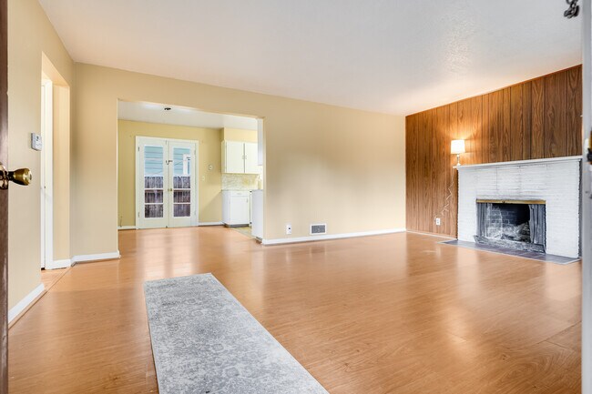 Building Photo - 475 E Clarendon St