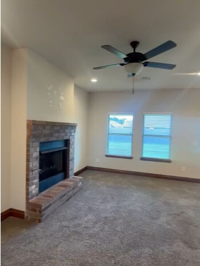Foto del edificio - Spacious 4-Bedroom, 2-Bath Home with 2-Car Garage in Yukon!