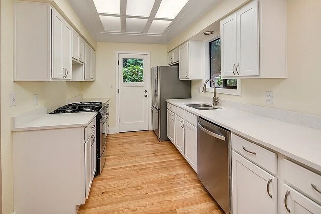 Building Photo - 11704 NE 73rd St