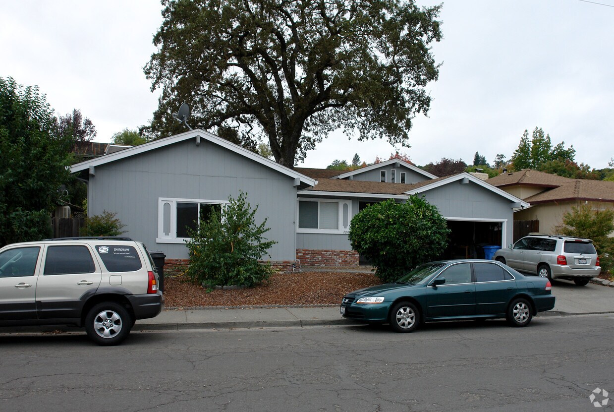 Building Photo - 2208 Mesquite Dr