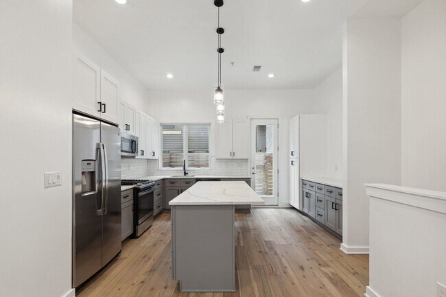Photo - 2219 Hope St Townhome