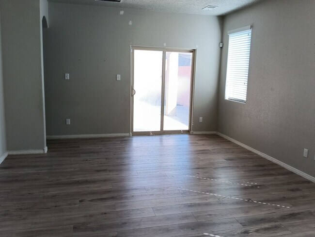 Foto del edificio - Spacious 4-bedroom, 2-bathroom home! Showi...