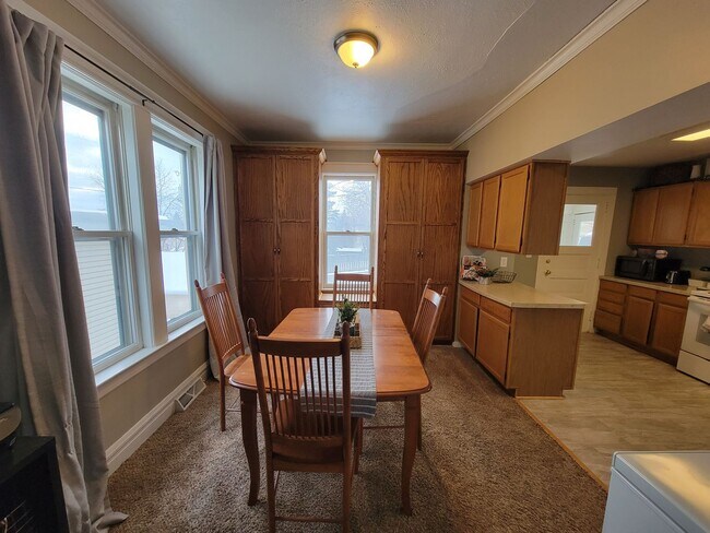 Building Photo - AVAILABLE JUNE - 3 Bed, 1 Bath Home close to Chester Park