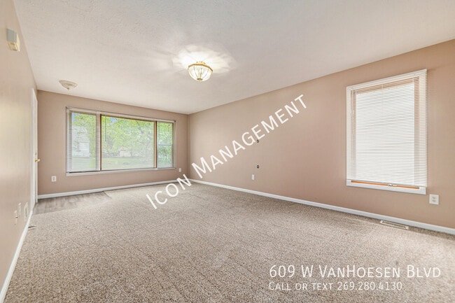 Building Photo - 609 W Van Hoesen Blvd