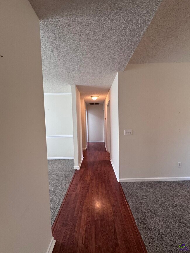 Foto del edificio - 125 Lenox Dr