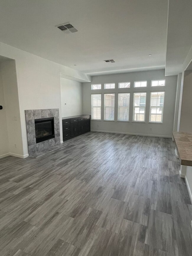 Building Photo - Move-In Ready Damonte Ranch Townhome