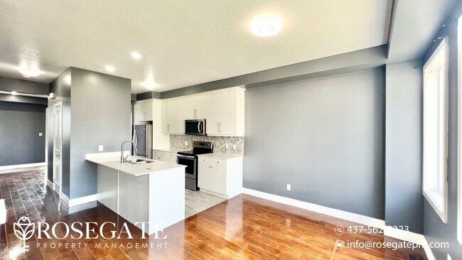 Photo du bâtiment - Spacious 4-Bedroom, 3.5-Bathroom Home in L...
