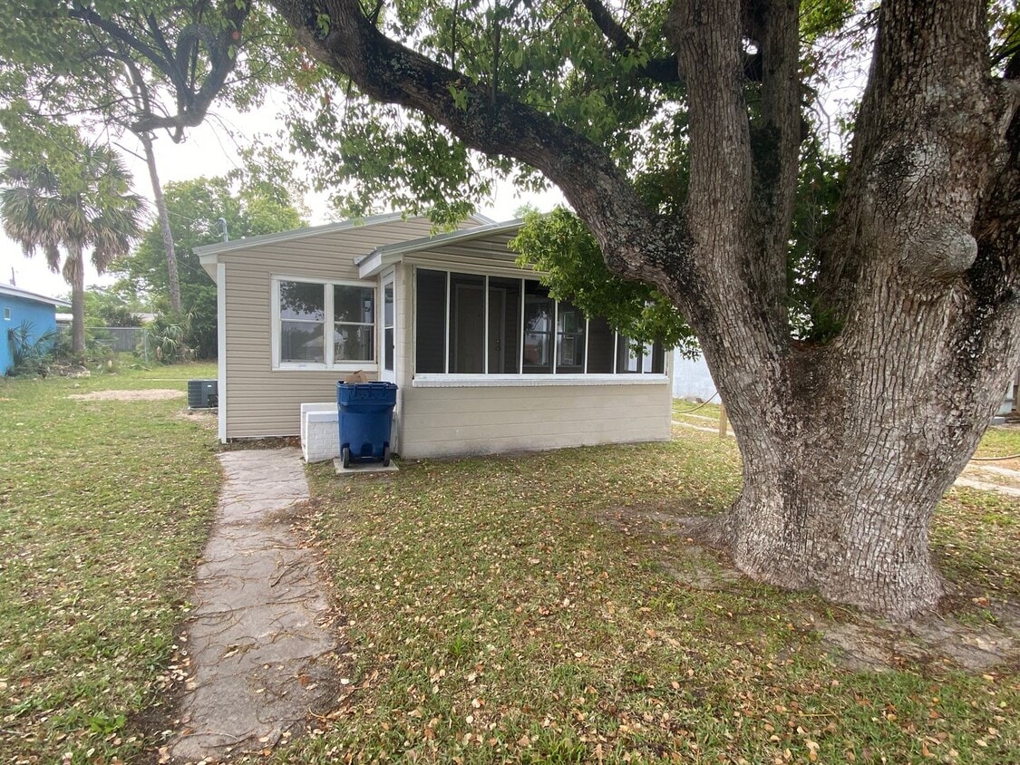 Primary Photo - 1009 Bay Ave
