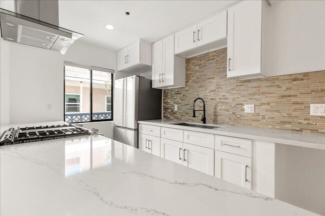 Building Photo - 652 Hayworth Ave