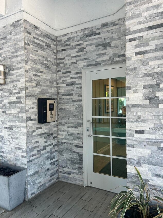 Foto principal - 720 Bayshore Dr