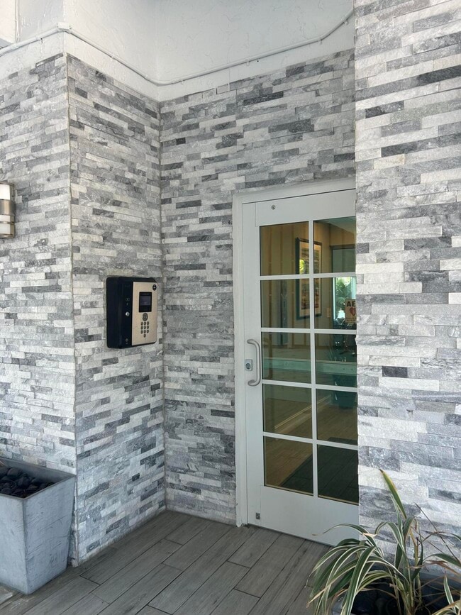 Building Photo - 720 Bayshore Dr