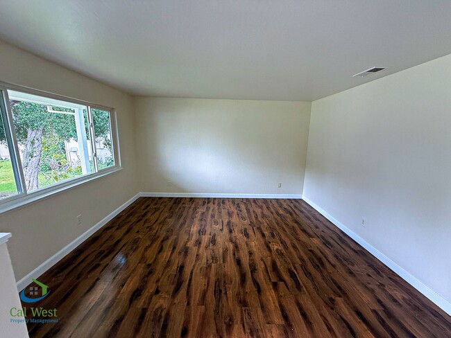 Building Photo - 1370 Fernwood Ln