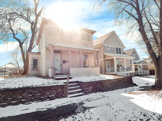 Foto del edificio - 1+ Bedroom Upper Level Duplex