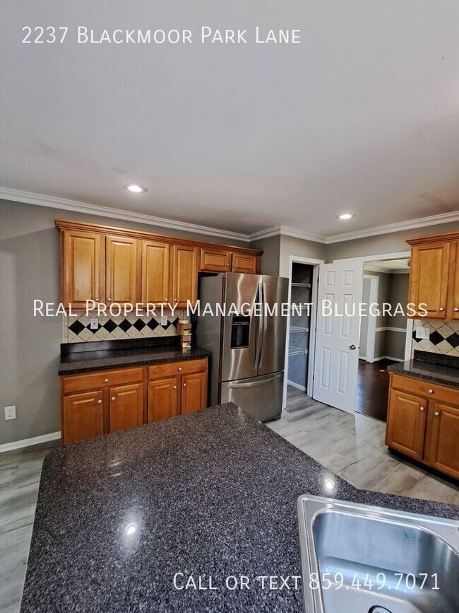 Foto del edificio - 2237 Blackmoor Park Ln