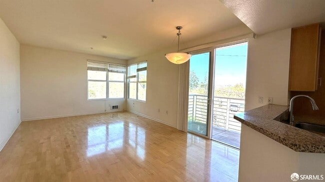 Building Photo - 401 Crescent Ct
