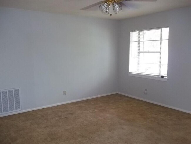 Foto del edificio - 2805 Ash Park Dr