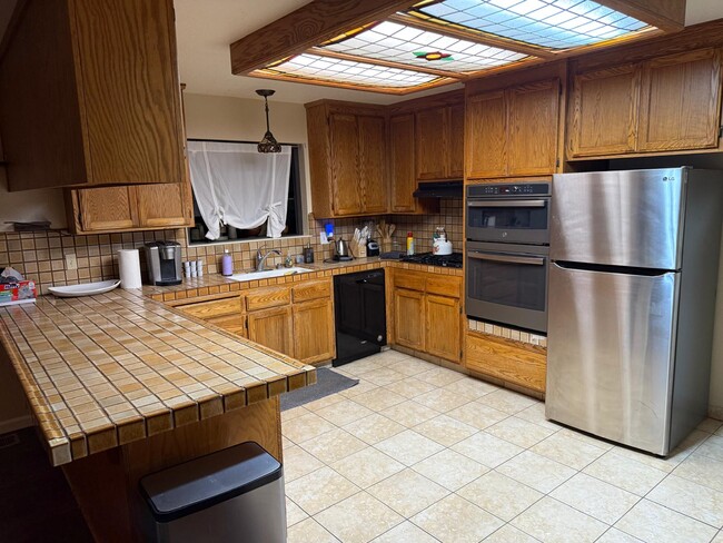 Large Kitchen with new appliances - 2916 Buckingham Dr