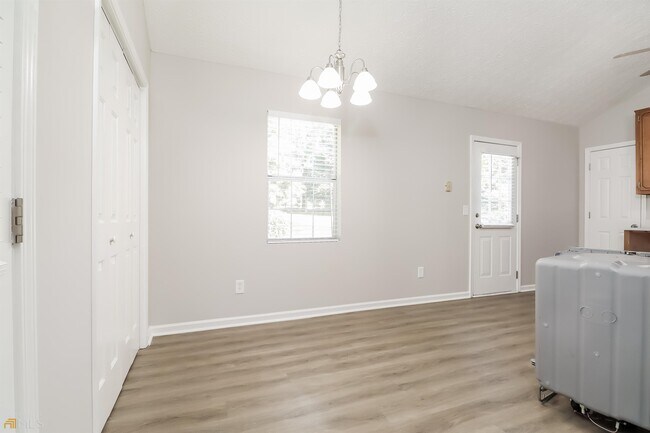 Building Photo - 595 Cowan Rd