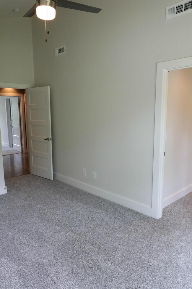 Building Photo - Spacious 4-Bedroom home minutes walk from the park!