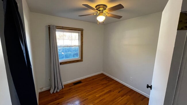 Building Photo - Security Deposit Special - Move-in by 02/2...