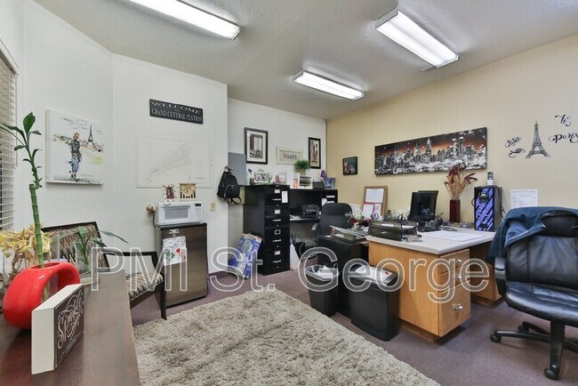 Foto del edificio - 2990 E Riverside Dr