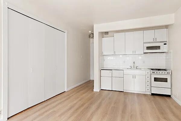 Foto del edificio - 301 W 57th St