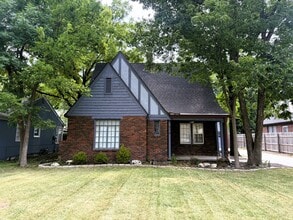 Building Photo - 514 S Crestway St