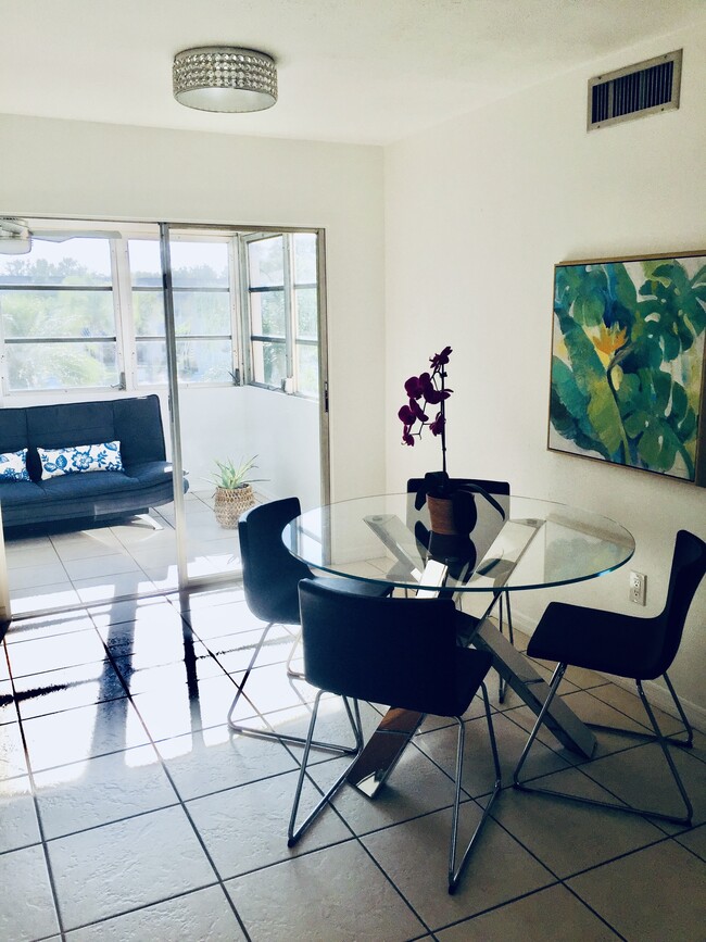 DINING AREA - 4158 Tamiami Trl