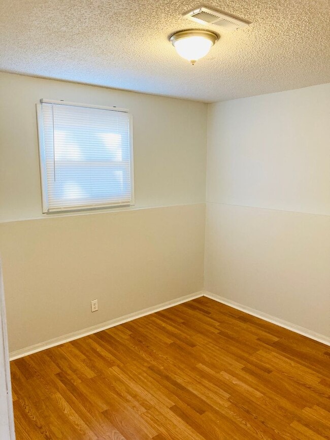 Building Photo - Great Two Bedroom Apartment