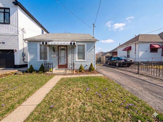 Building Photo - 70 Poulette St