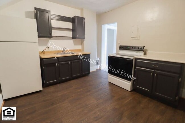 Building Photo - 603 1/2 N Van Buren St.