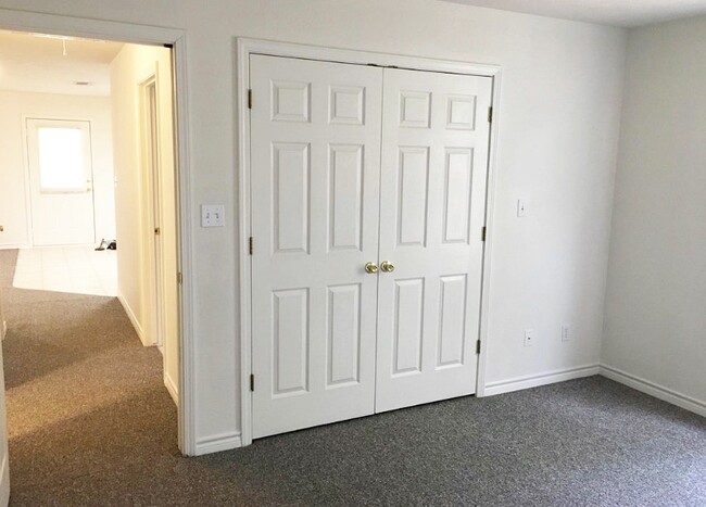 Building Photo - 320 N 8th St