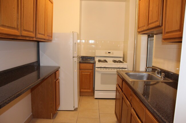 Building Photo - 630 Isham St