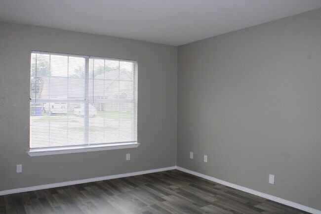 Building Photo - 528 Glen Cove St