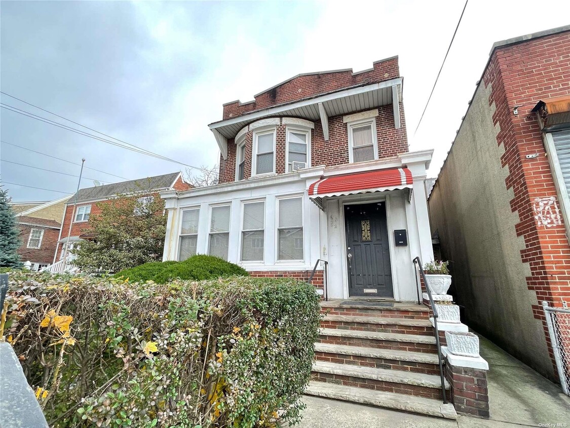 Primary Photo - 61-52 Grand Ave