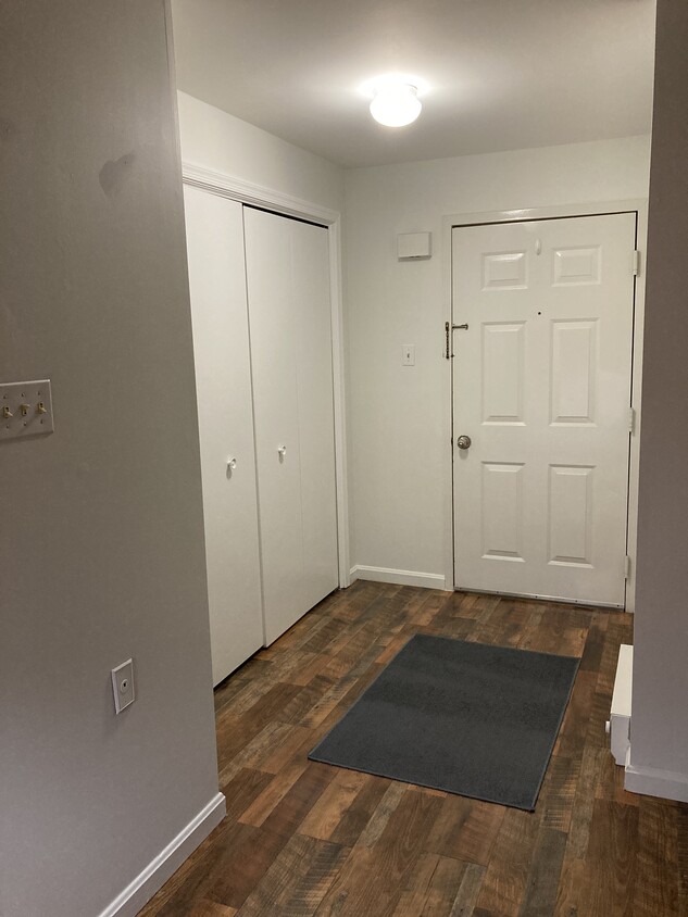 Entrance foyer with large closet - 216 S Main St