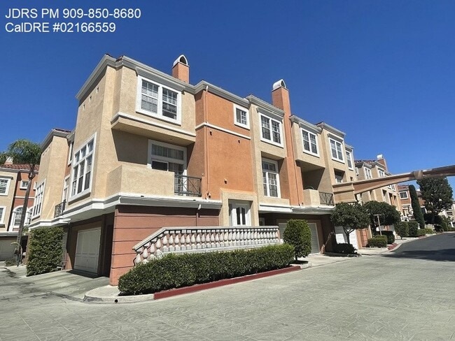 Building Photo - Gated 2 Bedroom Townhome in Irvine