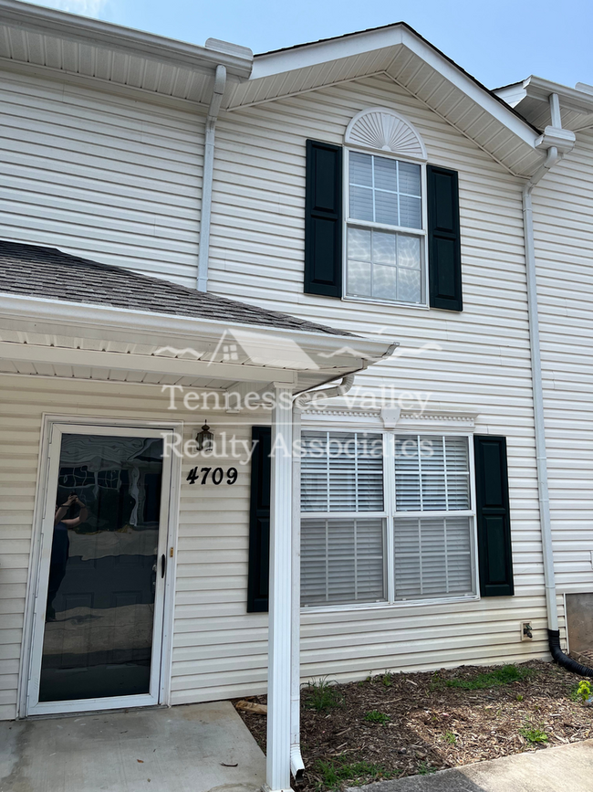 Building Photo - MOVE IN READY! Charming 2 bed, 1.5 bath to...