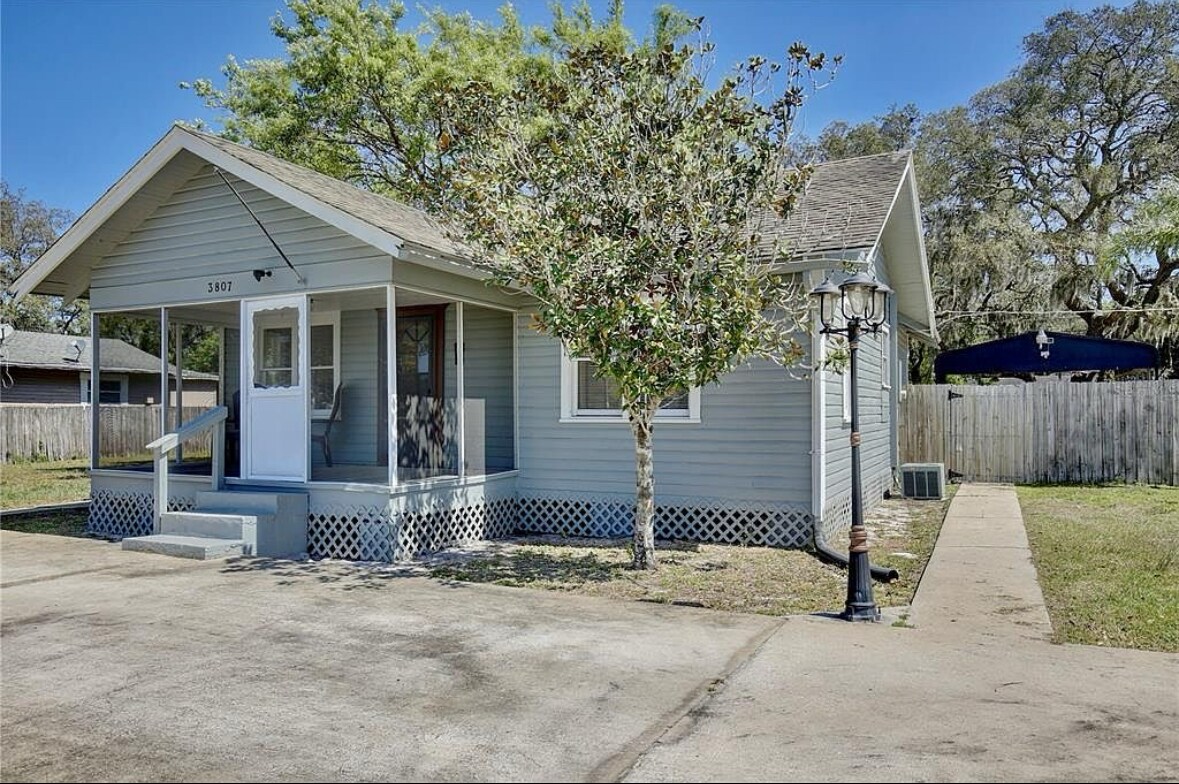 Foto principal - 3807 S Sanford Ave