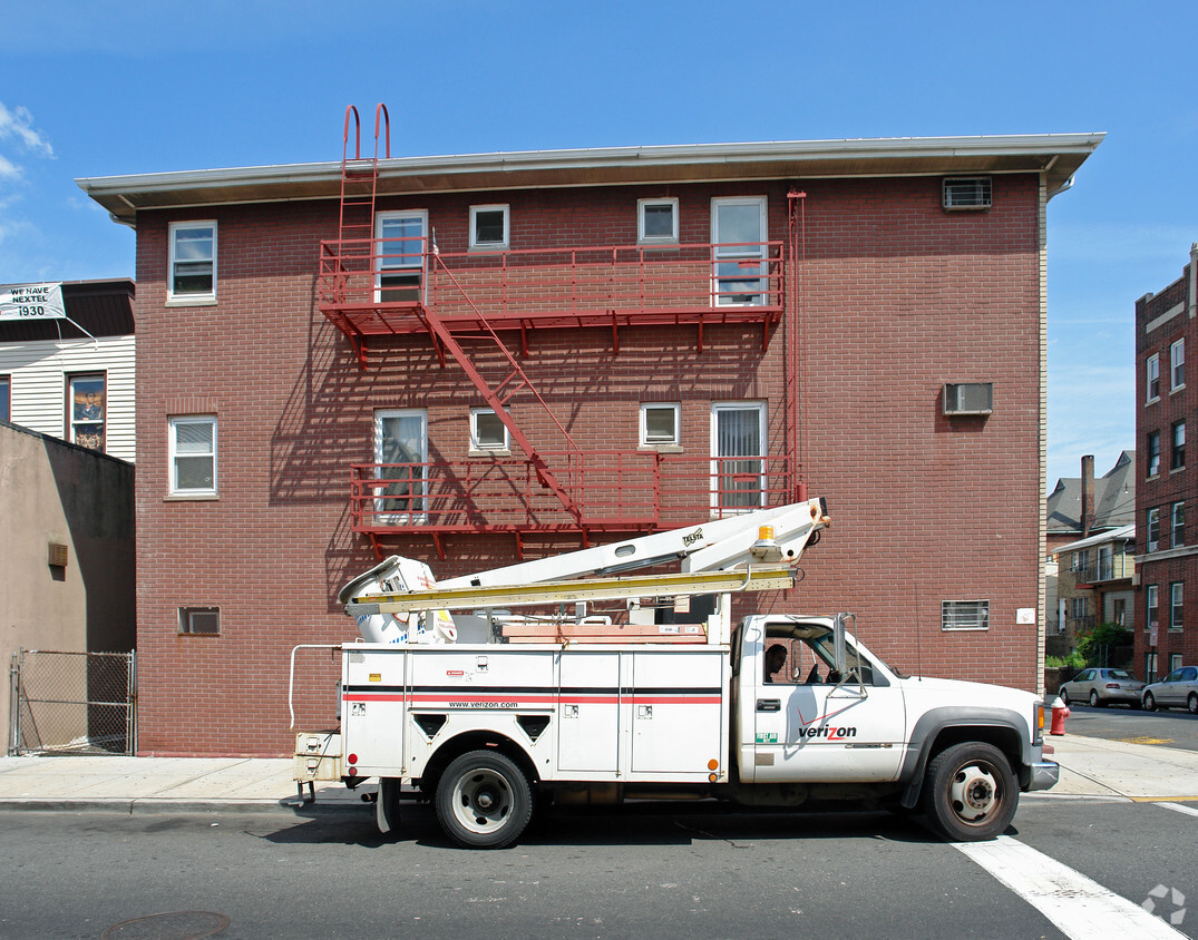 Building Photo - 424 16th St