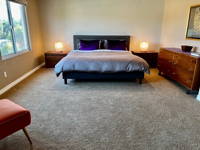 Large Main Bedroom - 296 Paseo Vista Cir