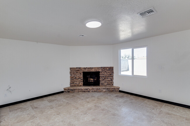 Building Photo - GORGEOUS REMODELED HOME WITH 2 MASTER BEDR...