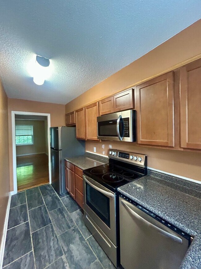 Foto del edificio - Spacious 2BR Townhome Near Downtown Carrbo...