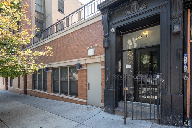 Building Photo - 502 W 167th St