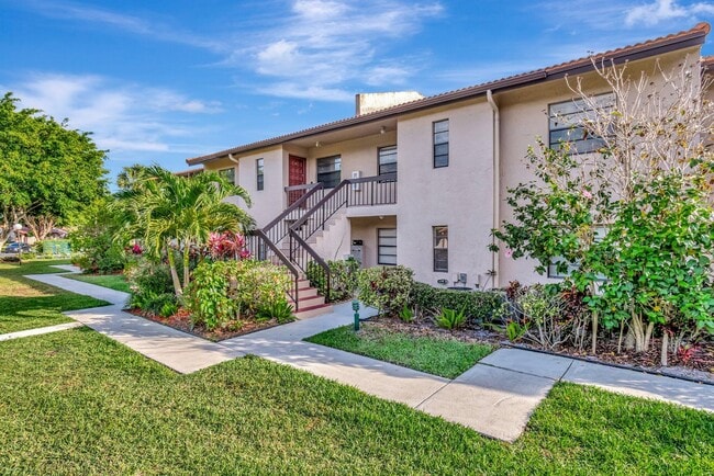 Building Photo - 9299 Vista Del Lago