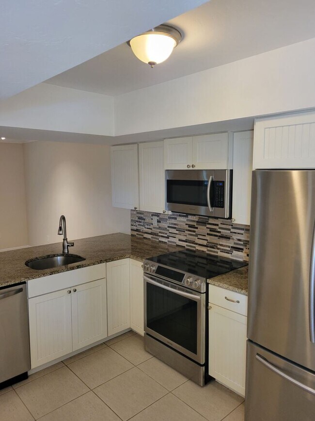 Building Photo - *Annual* Beautiful 2 bedroom, 2 baths near...
