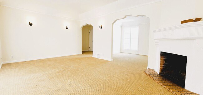 Building Photo - ENTIRE HOME-LARGE 2 Bed, 1.5 bath w/ Forma...