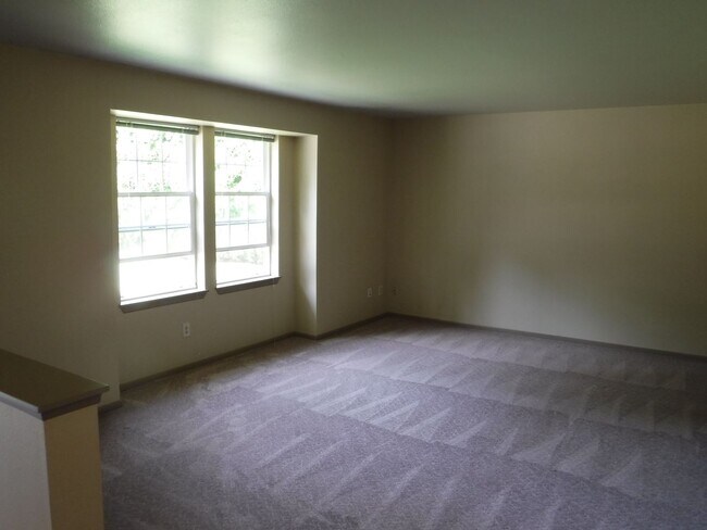 Foto del edificio - Just Reduced!! Two Bedroom, One Bath duplex in South Hill- One-Level Living on a Quiet Dead End S...