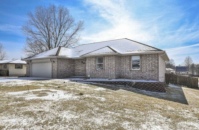Building Photo - Updated 3-Bed, 2-Bath All-Brick Home for R...